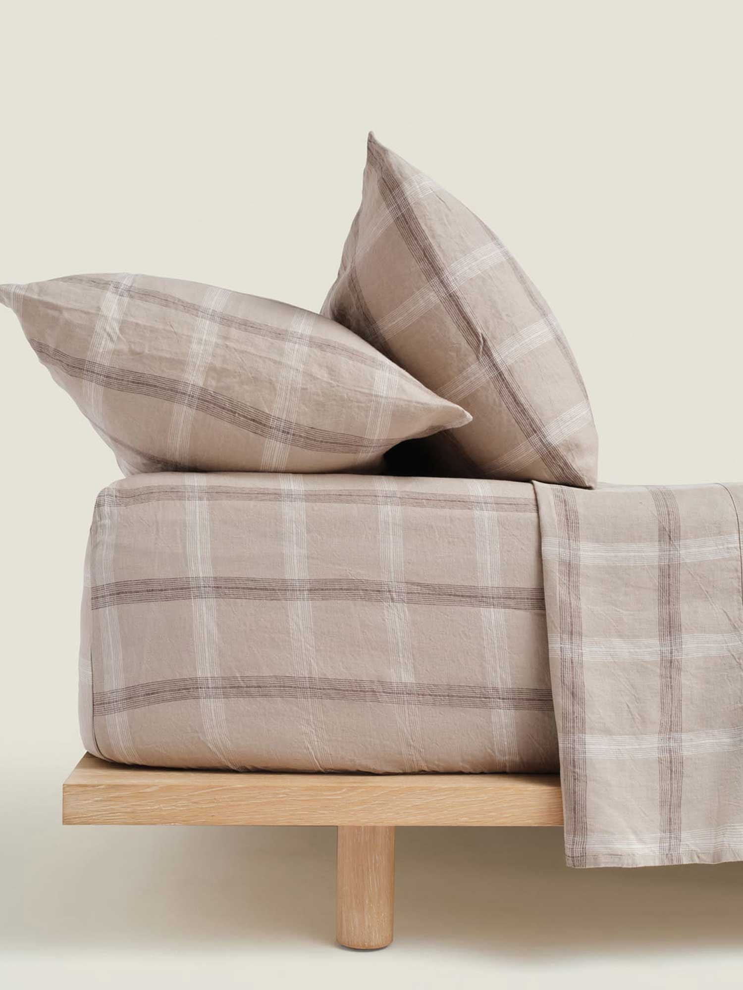 sheet set in natural plaid