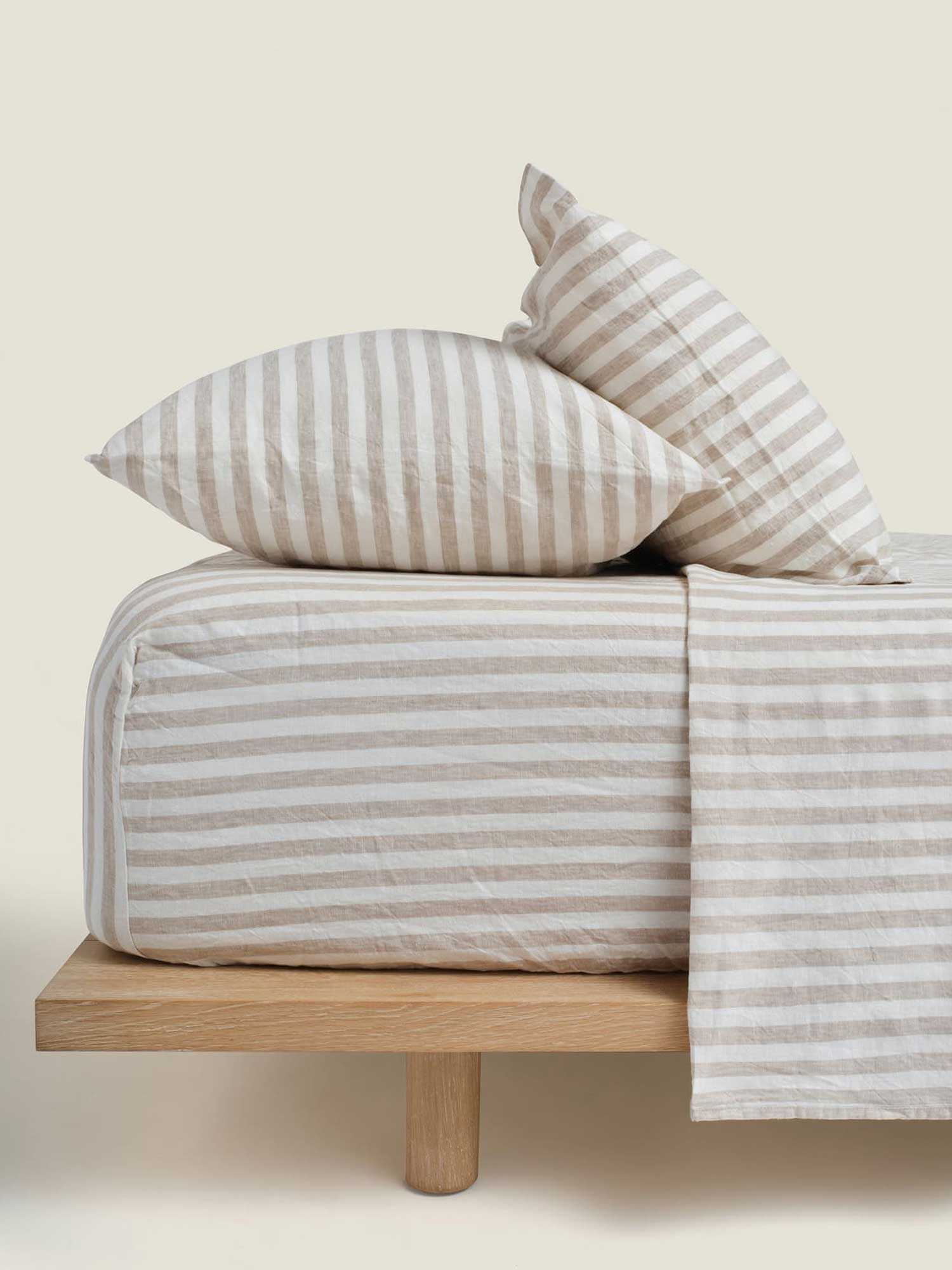 fitted sheet in wide natural stripes